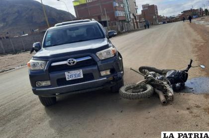 La colisión ocasionó daños materiales en la motocicleta (LA PATRIA)