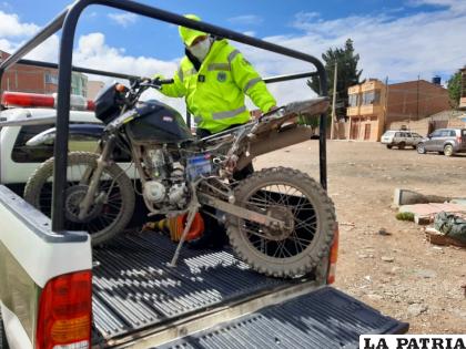 Personal policial traslada la motocicleta hasta sus dependencias /LA PATRIA