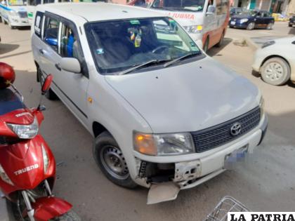 El taxi tenía daños en la esquina delantera /LA PATRIA