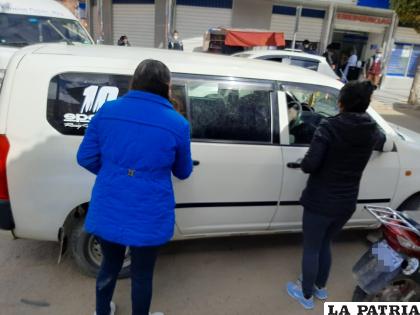 La pasajera de la moto subiendo al taxi con el que colisionaron /LA PATRIA