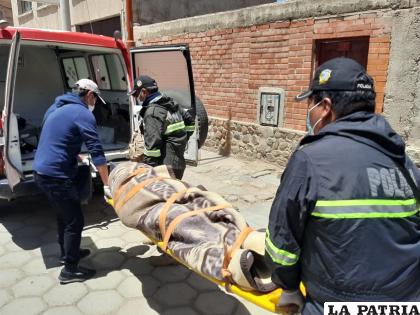 La Felcc efectuó el levantamiento legal de los cuerpos de seis personas, posiblemente víctimas de Covid 19 /Archivo LA PATRIA
