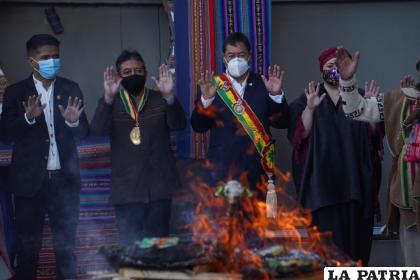 La ceremonia se dio inicio con un ritual de ofrenda a la Pachamama /APG