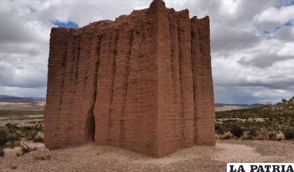 Uno de los chullpares de Tutacachi con una construcción parecida a una casa /LA PATRIA