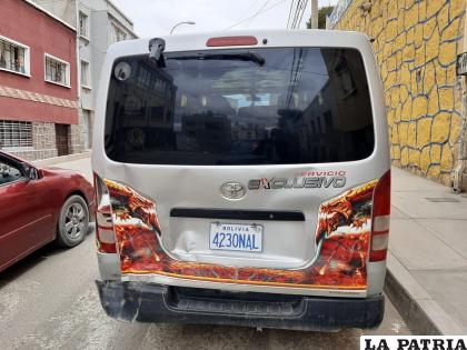 El minibús registró daños de relativa consideración en la parte posterior /LA PATRIA