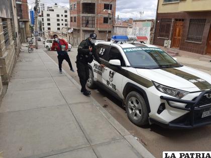Un patrullero de la Policía ayudó a trasladar a la mujer embarazada a un centro médico /LA PATRIA