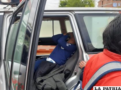 El conductor del automóvil fue evacuado por Bomberos hasta un centro de salud /LA PATRIA