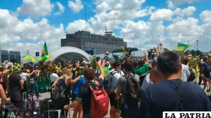 Hinchas de Defensa y Justicia en el aeropuerto de Ezeiza /Infobae