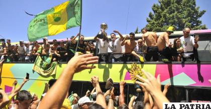 Los jugadores de Defensa y Justicia fueron bien recibidos en ciudad Florencio Varela /canalshowsport.com