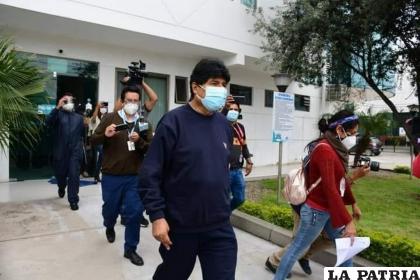 El exmandatario, Evo Morales, saliendo de la Clínica “Los Olívos” /RRSS