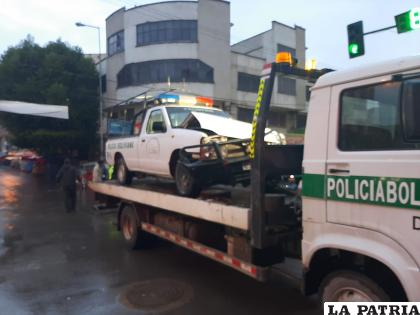 La camioneta es remolcada por personal de Tránsito /LA PATRIA
