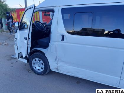 El minibús sufrió daños materiales en el costado izquierdo de su estructura /LA PATRIA