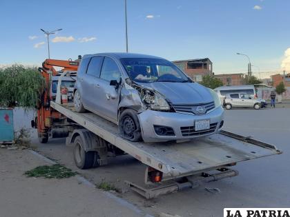 Personal de Tránsito remolcó el vehículo infractor /LA PATRIA