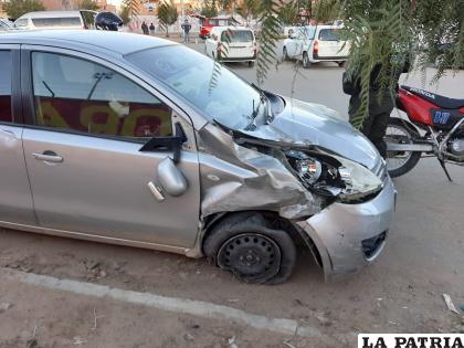 La vagoneta Nissan Note revistió serios daños en la parte delantera derecha /LA PATRIA