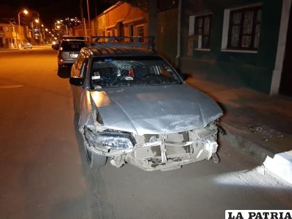 El taxi registró daños materiales en su parabrisas y la parte delantera de su estructura /LA PATRIA
