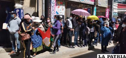 Estudiantes y padres en la movilización en demanda de rebaja de matrícula /LA PATRIA