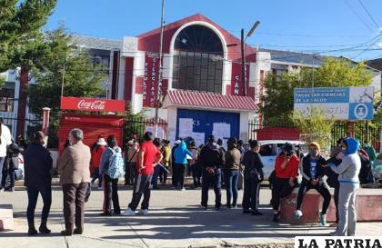 Padres de familia movilizados en puertas de la carrera de Medicina /LA PATRIA