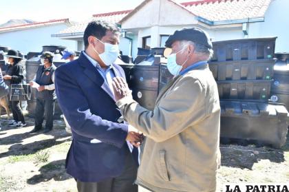 Durante el acto de entrega de tanques de agua y bebederos /Gad-Oru