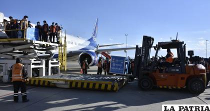 El primer lote de vacunas llegó la tarde de ayer en una aeronave de BoA /APG