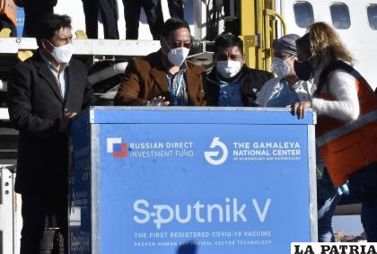 El primer lote de vacunas llegó la tarde de ayer en una aeronave de BoA /APG