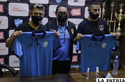 Durante la presentación de los jugadores Sarmiento y Alderete /APG