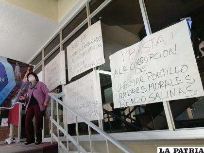 Exigen el pago de sueldos y por ello sostienen una huelga de hambre /LA PATRIA