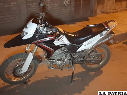 La motocicleta tuvo afectaciones mínimas en la parte delantera /LA PATRIA