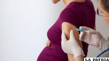 Las vacunas de Pfizer y Moderna, aunque no se han probado en mujeres embarazadas, no han mostrado ningún efecto dañino /SHUTTERSTOCK