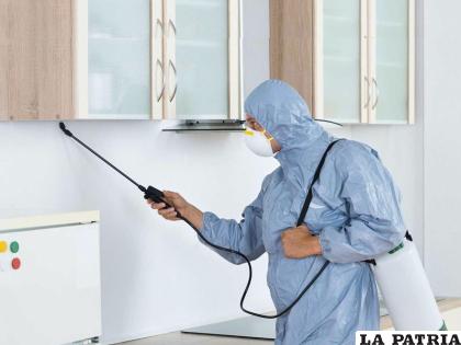 Los antisociales ingresaron a la vivienda con trajes de bioseguridad y equipos de fumigación /Foto Referencial