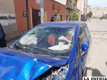 Por el impacto se destrozó el parabrisas /LA PATRIA