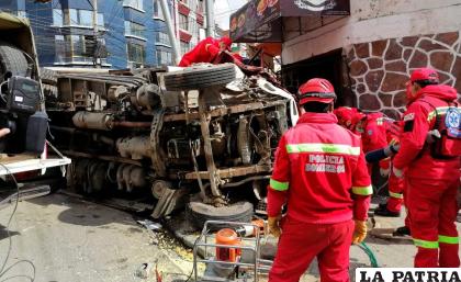Personal de Bomberos realizó los trabajos de rescate en el lugar del hecho /Erbol