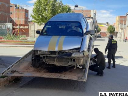 La vagoneta siendo remolcada por personal de Tránsito /LA PATRIA