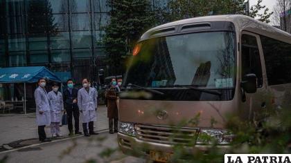 Un grupo de médicos chinos despide al equipo de la OMS tras su visita al Hospital Provincial de Medicina China y Occidental de Hubei, en Wuhan
