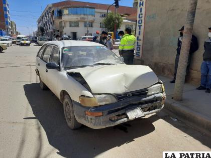 La vagoneta blanca registró daños materiales de mucha consideración /LA PATRIA