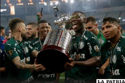 Jugadores del Palmeiras con el trofeo de campeón en manos /as.com