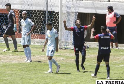La acción del partido amistoso disputado ayer en Sacaba /APG