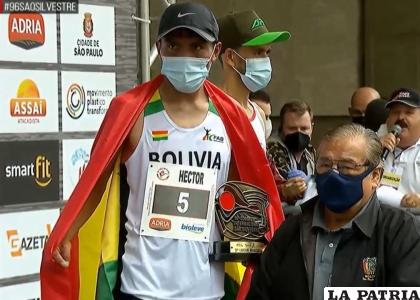 Garibay con la medalla y el trofeo que ganó en la prueba internacional 
/FAB
