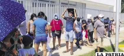 Las filas en los centros de vacunación /El Deber