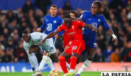 La acción del cotejo en el que Chelsea no pudo de local ante el Liverpool /elpais.hn