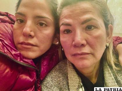 Jeanine Áñez junto a su hija Carolina Rivera tras su audiencia /ANF