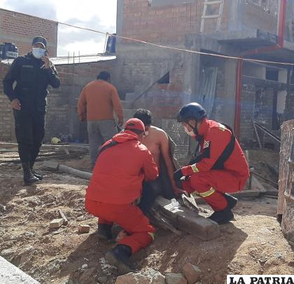 Personal de Bomberos socorrió al joven agredido por los albañiles /LA PATRIA
