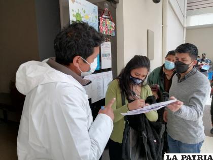 Filas de personas en el punto de vacunación de Derecho /LA PATRIA
