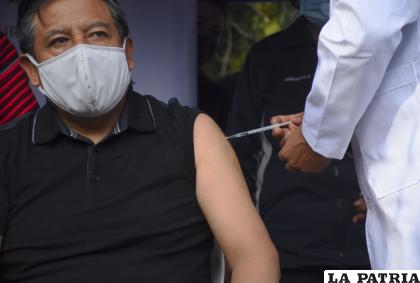 La autoridad gubernamental fue inoculada en la Plaza Bolivia  /Apg