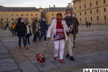 Personas con mascarillas caminan por San Lorenzo de El Escorial, España / AP Foto / Manu Fernández