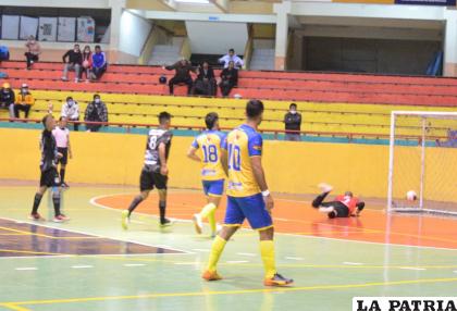 Michael Ortega celebra el cuarto gol en favor de los locales /LA PATRIA