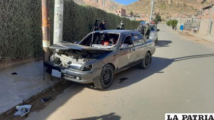 El poste con el que el motorizado impactó /LA PATRIA