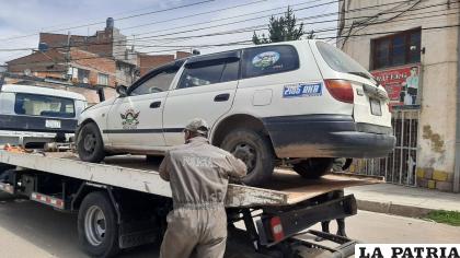 El vehículo fue trasladado con una grúa /LA PATRIA