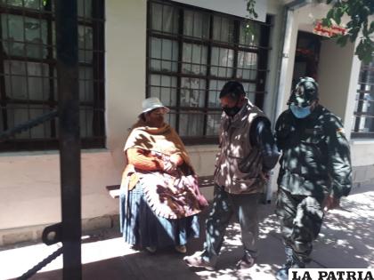 El sindicado rumbo a la carceleta y la víctima esperando que se haga justicia /Cortesía
