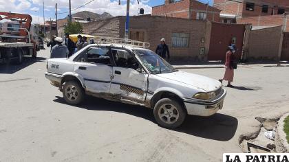 El taxi colisionado tiene daños de mucha consideración /la patria