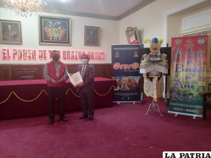Entrega de reconocimientos a los bordadores de la calle La Paz /LA PATRIA