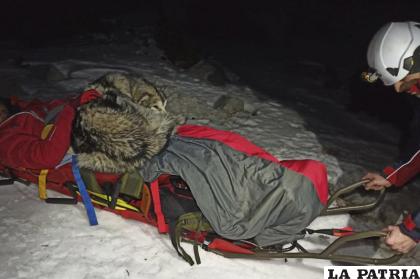 Un montañista con su perro durante un operativo de rescate en el monte Velebit /Servicio de Rescate de Montaña de Croacia vía AP